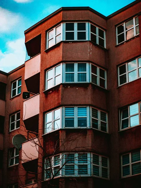 Вертикальний Низько Кутовий Знімок Фасаду Кам Яного Будинку Вікнами Балконами — стокове фото