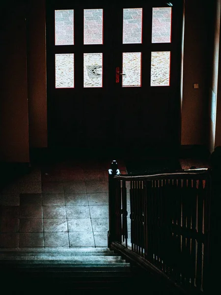 一座老旧的建筑物中被风吹日晒的生锈的楼梯的高角镜头 — 图库照片