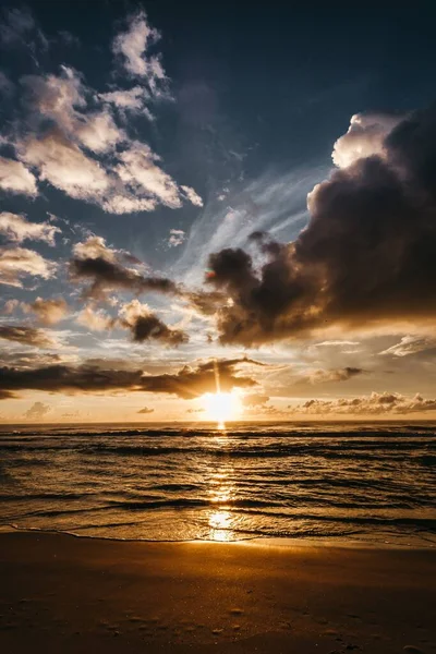 Colpo Verticale Bellissimo Oceano Durante Tramonto — Foto Stock