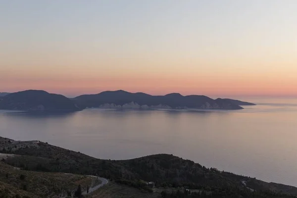 ギリシャのケファロニア島の視点から見た海での日没 水は穏やかであり 空はオレンジ色の色調を取ります — ストック写真