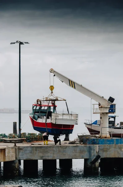 Plan Vertical Une Grue Soulevant Bateau Blanc Sur Une Jetée — Photo