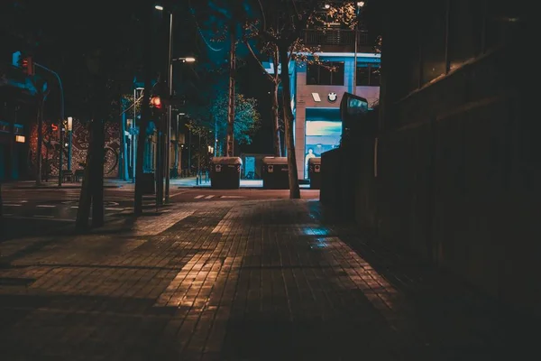 一张夜间拍摄的空旷的城市人行道的照片 — 图库照片