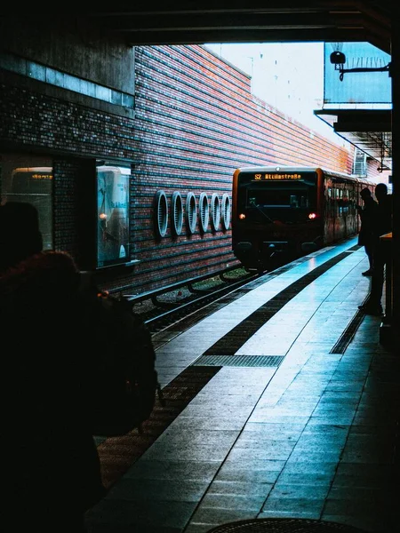 鉄道駅における列車の垂直方向の眺め — ストック写真