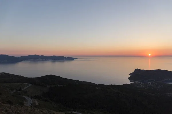 ギリシャのケファロニア島の視点から見た海での日没 水は穏やかであり 空はオレンジ色の色調を取ります — ストック写真