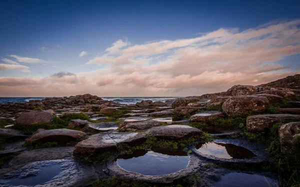 Las Rocas Hermosas Extrañas Playa Con Reflejo Del Cielo Las —  Fotos de Stock