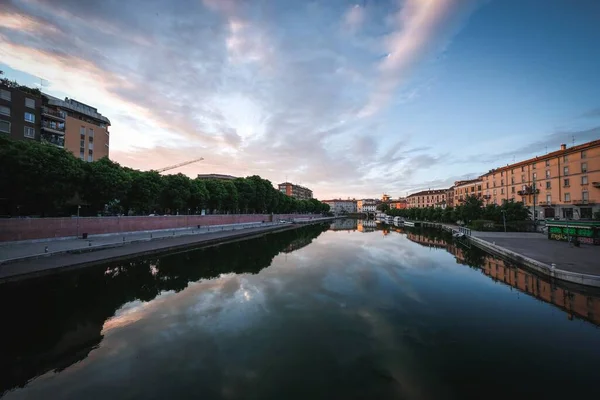 Eine Erstaunliche Aufnahme Von Einem Alten Stadtgebäude Und Einem Spiegelnden — Stockfoto