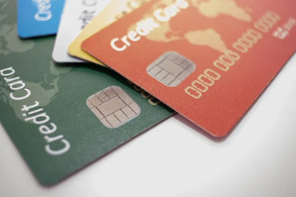Wysoki Kąt Zbliżenie Strzał Niektórych Kart Kredytowych Białej Powierzchni — Zdjęcie stockowe
