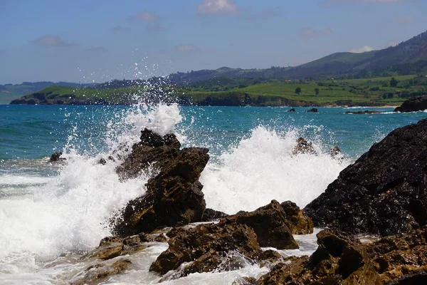 Vagues Brisant Sur Les Rochers Avec Océan Bleu Derrière Eux — Photo