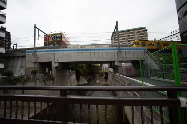 城市中铁路桥下的一条河 — 图库照片