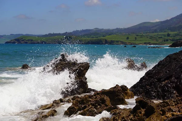 Vagues Brisant Sur Les Rochers Avec Océan Bleu Derrière Eux — Photo