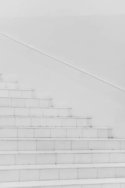 屋外で完璧な白い階段の垂直ショット — ストック写真