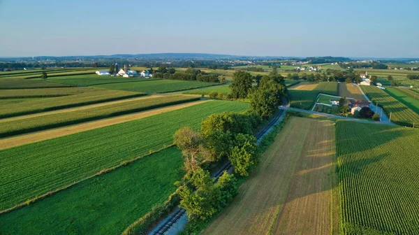 Letecký Snímek Pole Domů Při Západu Slunce — Stock fotografie