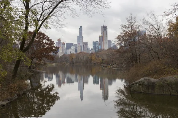 Linia Manhattanu Odbita Jeziorze Central Park Pochmurny Zimowy Dzień Niektóre — Zdjęcie stockowe
