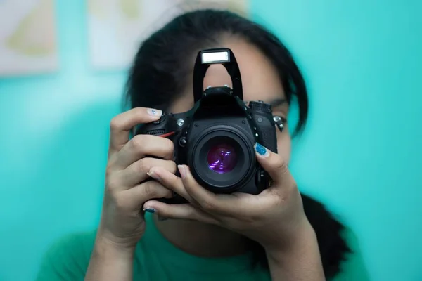 Una Joven Fotógrafa Tomando Una Foto Con Una Cámara Réflex —  Fotos de Stock