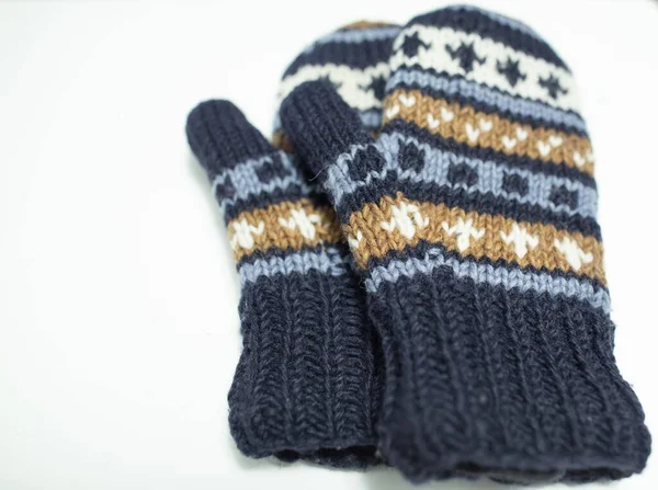 白色背景上的一双温暖的冬季手套 — 图库照片