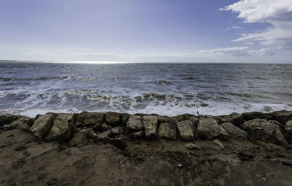 Kameny Písek Pláži Pod Modrou Oblohou — Stock fotografie