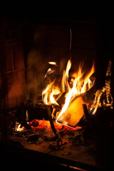 Egy Gyönyörű Tűz Sötétben Egy Kandallóban — Stock Fotó