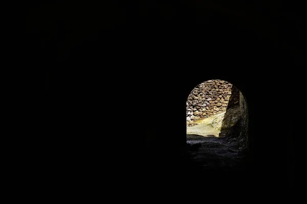 Karanlık Bir Binanın Kapısından Görünen Taşlardan Yapılmış Bir Duvar — Stok fotoğraf