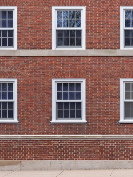 Eine Vertikale Aufnahme Der Identischen Weißen Fenster Eines Roten Kopfsteinpflastergebäudes — Stockfoto