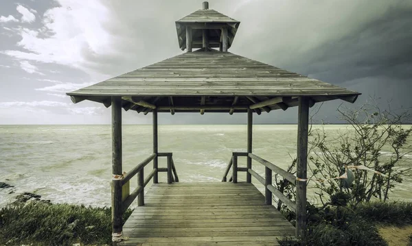 Pavillon Bois Avec Escaliers Descendant Dans Eau Sur Plage — Photo