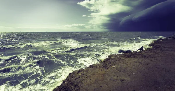 Een Panoramisch Shot Van Een Zandstrand Met Zee Aan Linkerkant — Stockfoto