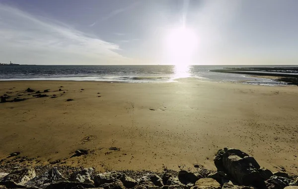 Красивый Снимок Песчаного Побережья Морем Заднем Плане Закате — стоковое фото