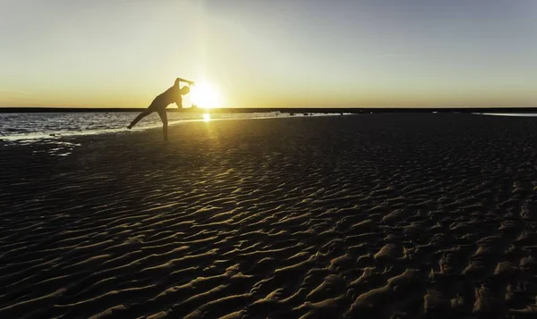 Uomo Che Pratica Yoga Fronte Alla Spiaggia Durante Tramonto — Foto Stock