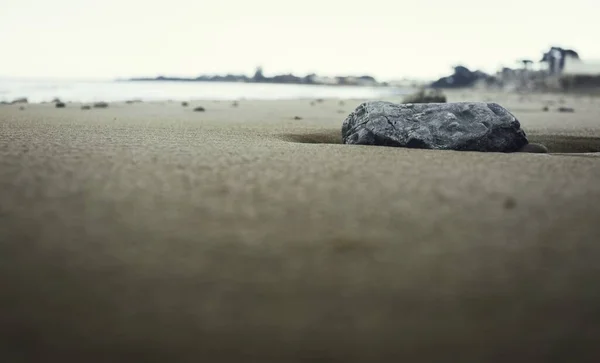 Een Close Shot Van Een Zandstrand Met Zee Achtergrond — Stockfoto