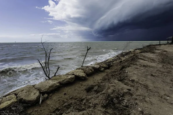 Een Hoge Hoek Shot Van Een Wankele Modderige Kust Met — Stockfoto