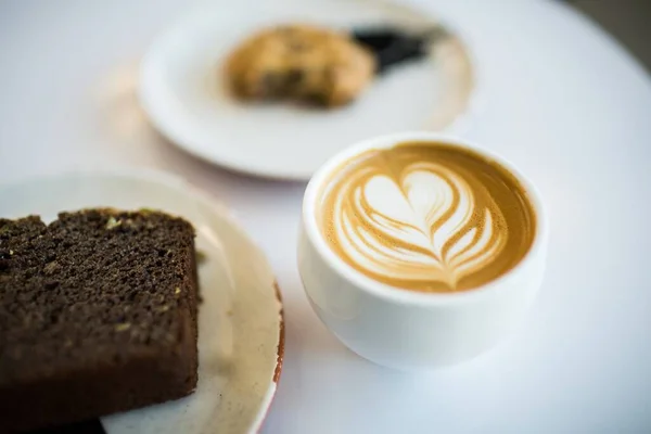 Tiro Seletivo Foco Café Delicioso Uma Xícara Branca Com Projeto — Fotografia de Stock