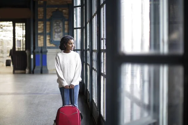 Vacker Bild Hona Den Vita Långa Ärmen Med Rött Bagage — Stockfoto