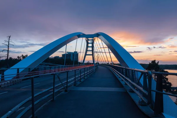 Schöne Aufnahme Einer Bogenhängebrücke Bei Sonnenuntergang — Stockfoto