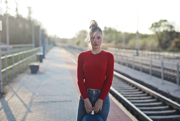 Pohled Ženu Železnice Červené Blůze Jak Dívá Kamery Nese Batoh — Stock fotografie