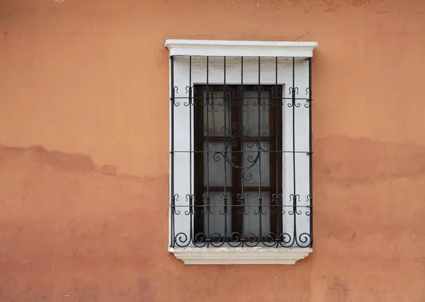 Όμορφη Πορτοκαλί Πρόσοψη Του Κτιρίου Παράθυρο — Φωτογραφία Αρχείου
