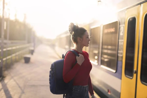 Utsikt Över Hona Som Bär Ryggsäck Bär Röd Blus Medan — Stockfoto