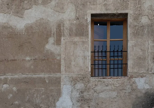 Eski Bir Binanın Hasarlı Duvarında Bir Pencere — Stok fotoğraf