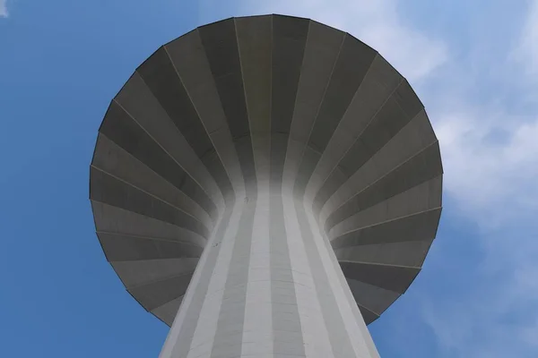 Een Lage Hoek Opname Van Svampen Water Tower Orebro Zweden — Stockfoto