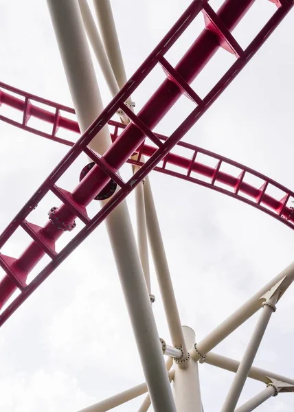 Niskokątny Pionowy Strzał Roller Coaster Metalowego Toru Parku Rozrywki — Zdjęcie stockowe