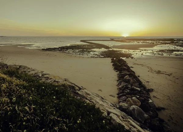 석양을 배경으로 바다가 해변의 아름다운 — 스톡 사진