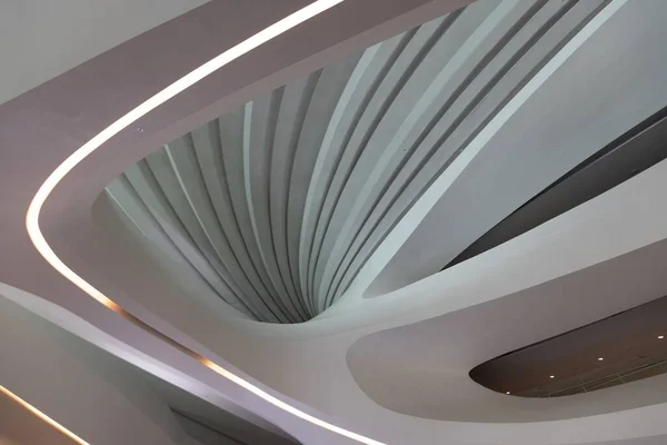 Piękne Abstrakcyjne Zakrzywione Linie Wzorów Projekcie Budynku Wnętrza — Zdjęcie stockowe