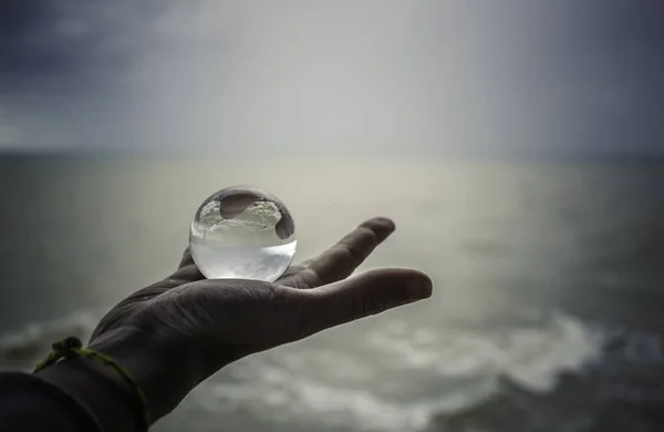 Una Vista Una Mano Che Tiene Una Grande Goccia Acqua — Foto Stock