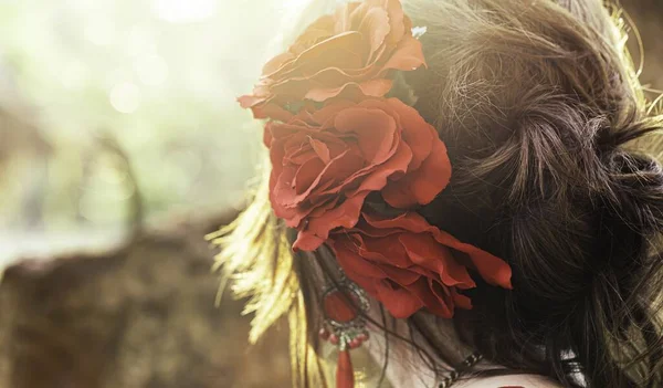 Tiro Foco Raso Cabelo Uma Fêmea Decorado Com Rosas Vermelhas — Fotografia de Stock