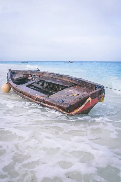 Plan Vertical Vieux Bateau Pêche Bois Dans Mer Mousseuse — Photo