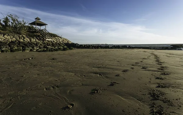 Uma Vista Deslumbrante Abrigo Marítimo Madeira Praia Com Pegadas Capturadas — Fotografia de Stock