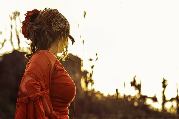 Una Foto Ángulo Bajo Una Mujer Con Vestido Rojo Rosas —  Fotos de Stock