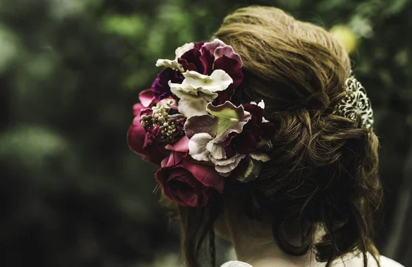 Piękna Fryzura Kobiety Ozdobionej Różowymi Kwiatami Zielenią Tle — Zdjęcie stockowe
