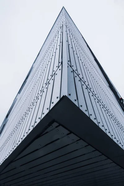 Низкоугольный Вертикальный Снимок Высокого Здания Мрачным Небом Заднем Плане — стоковое фото