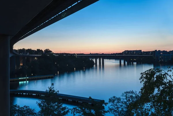 Una Silueta Edificios Puente Ciudad Atardecer — Foto de Stock