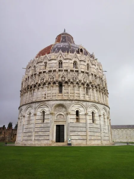 Piazza Dei Miracoli Nin Talya Pisa Yakalanan Çimlerle Kaplı Alanda — Stok fotoğraf