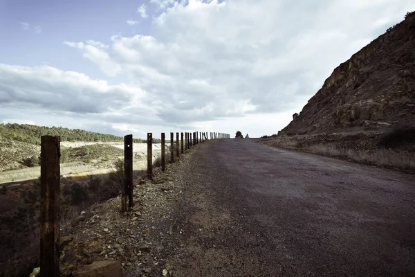 Plano Ángulo Alto Sendero Rodeado Árboles Colinas Bajo Cielo Azul — Foto de Stock